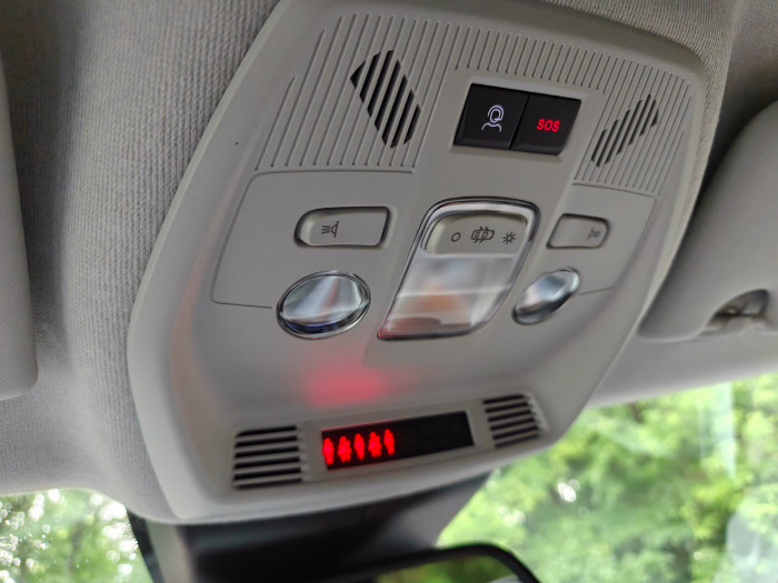 Die Leselampen werden mit Kippschaltern bedient. (Bild: Martin Wolf/Golem.de)