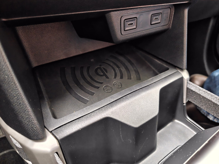 Das Platzangebot ist gut: Hinter den Becherhaltern ist eine große Ladeschale für Smartphones verbaut. (Bild: Martin Wolf/Golem.de)