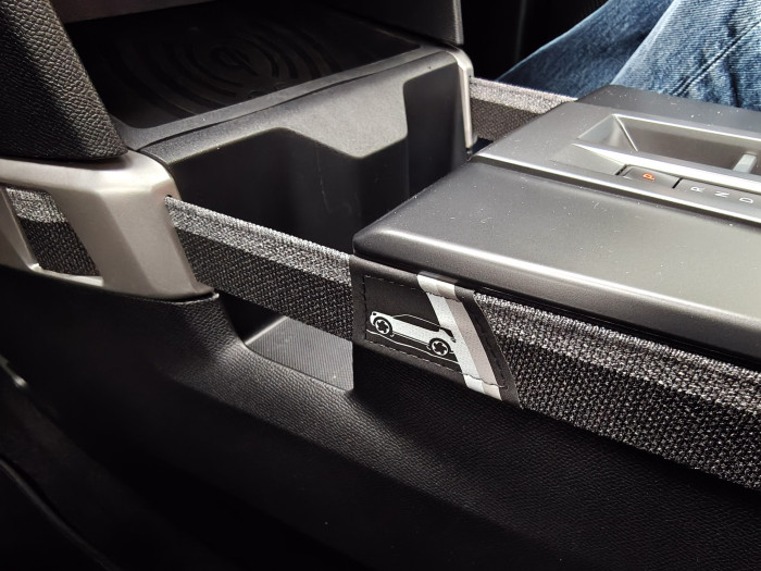 Bei der GS-Version haben die Becherhalter Spanngurte, mit deren Hilfe sich größere Becher befestigen lassen. Auch weitere Objekte lassen sich mit den Gurten sichern. (Bild: Martin Wolf/Golem.de)