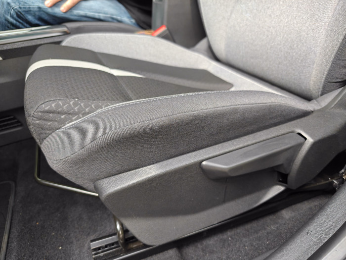 Die Sitze in der GS-Version des Frontera sind sehr bequem und mit schönem Stoff bezogen, lassen sich aber nur manuell verstellen. (Bild: Martin Wolf/Golem.de)