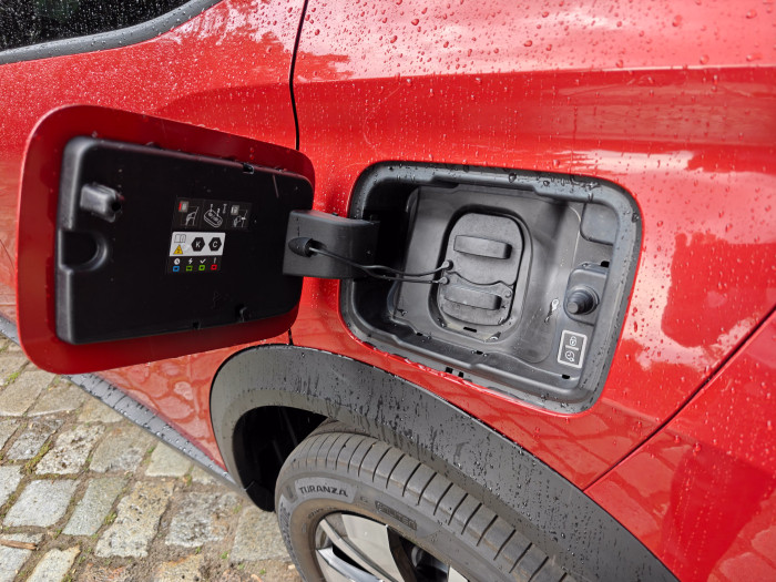 Der Frontera lädt mit maximal 100 kW an Schnellladesäulen und in der Standardversion mit maximal 7,4 kW einphasig an Wechselstromsäulen. (Bild: Martin Wolf/Golem.de)