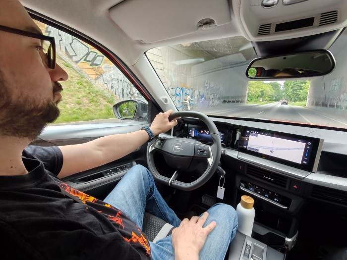 Der Frontera bietet sowohl im Fonds als auch in der Front reichlich Platz. (Bild: Martin Wolf/Golem.de)