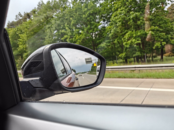 Der Totwinkelwarner ist in den Seitenspiegeln verbaut. (Bild: Martin Wolf/Golem.de)