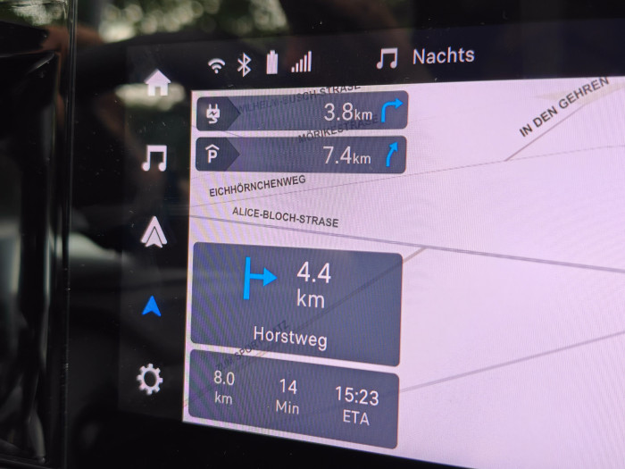 Das eingebaute Navi funktioniert gut und zeigt Parkmöglichketen sowie Ladestationen an. Live-Daten gibt es allerdings keine, ebenso keine Ladeplanung. (Bild: Martin Wolf/Golem.de)