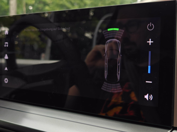 Der Frontera zeigt Abstände nach vorne und hinten gut sichtbar an. (Bild: Martin Wolf/Golem.de)