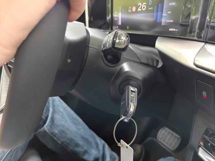 Der Frontera wird auch in der Elektroversion mit einem Schlüssel gestartet. (Bild: Martin Wolf/Golem.de)