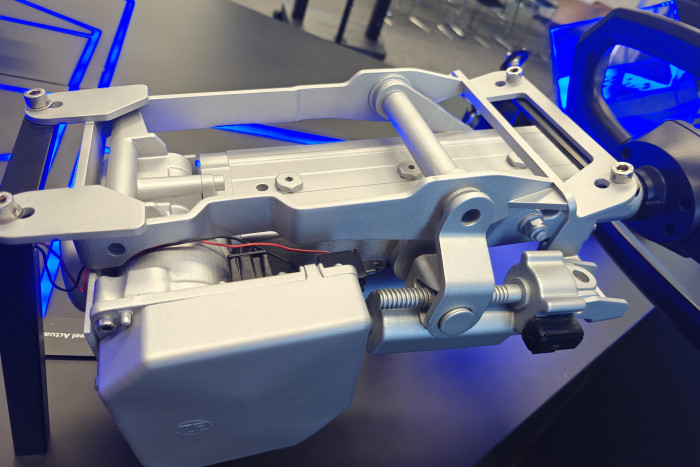 Ein doppeltes Schneckengetriebe simuliert Fahrern die Lenkbewegung. (Foto: Friedhelm Greis/Golem)