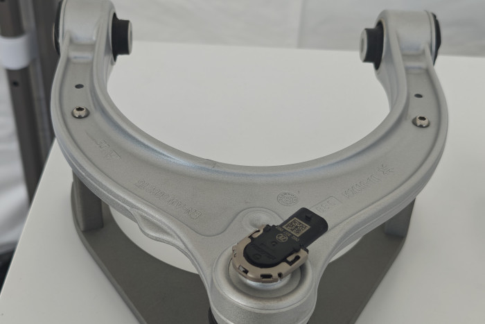 Der Smart-Chassis-Sensor misst Vibrationen direkt an der Aufhängung. (Foto: Friedhelm Greis/Golem)