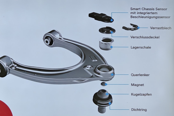 Der Sensor befindet sich im Kugelzapfen der Einzelradaufhängung. (Foto: Friedhelm Greis/Golem)