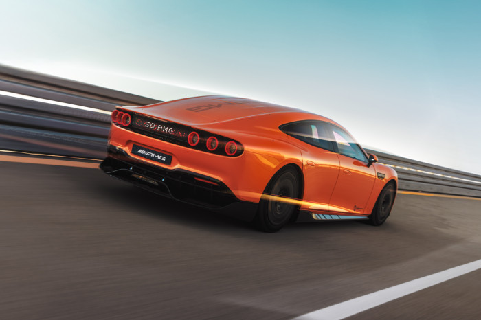 Das Display am Heck ist derzeit auf öffentlichen Straßen noch nicht zulässig. (Foto: Mercedes-Benz)