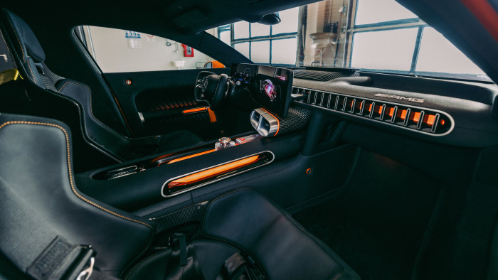 Im Innenraum gibt es zwei Displays für die wichtigsten Fahrerinformationen. (Foto: Mercedes-Benz)