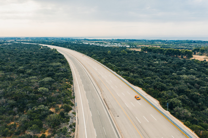Auf dem 12,5 km langen Rundkurs im süditalienischen Nardò waren die Autos mit 300 km/h unterwegs. (Foto: Mercedes-Benz)