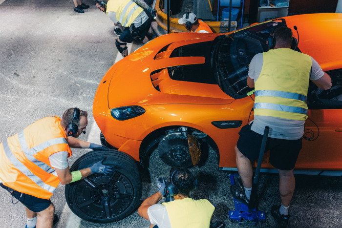 Die Michelin-Reifen wurden permanent gewechselt und auf mögliche Beschädigungen untersucht. (Foto: Mercedes-Benz)