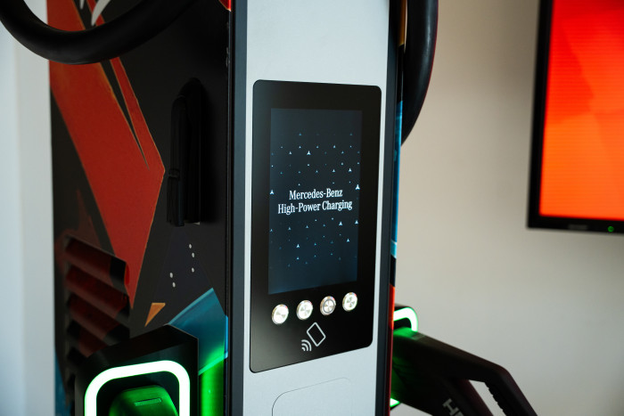 Die Ladesäule basiert technisch auf einem Megawattlader, hat allerdings einen üblichen CCS-Stecker. (Foto: Mercedes-Benz)