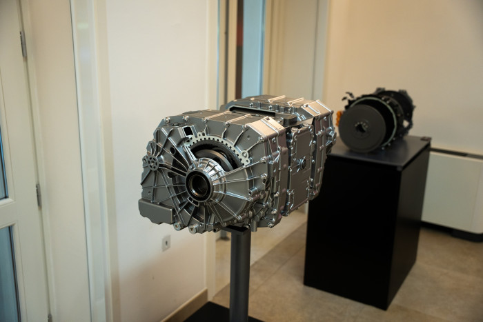 Der Heckantrieb besteht aus zwei spiegelbildlich angeordneten Motoren samt Invertern und Planetengetrieben. (Foto: Mercedes-Benz)