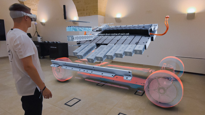 Das direktgekühlte Batteriepaket besteht aus 22 Modulen und mehr als 3.000 Zellen. (Foto: Mercedes-Benz)