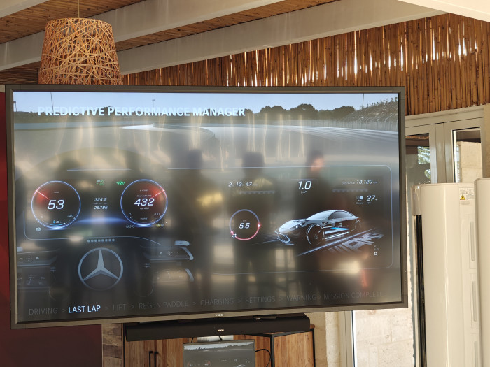 Auf den Displays im Auto sind die wichtigsten Parameter für Fahrzeug und Strecke zu sehen. (Foto: Friedhelm Greis/Golem)