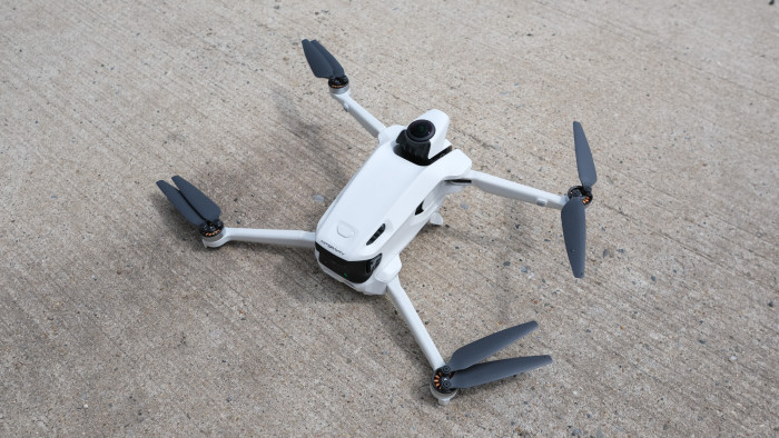 Auf dem Boden wird die untere Kameralinse der A1 durch Standfüßchen geschützt. (Bild: Steinlechner / Golem.de)