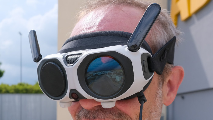 Das Display ist leicht und bequem. (Bild: Steinlechner / Golem.de)