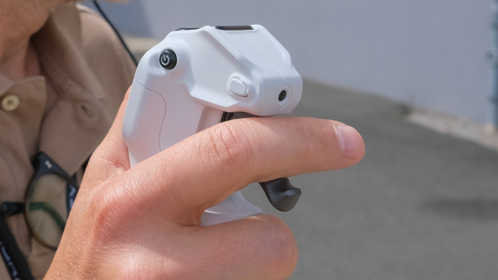 Durch das Drücken des Abzugs fliegt die AI in die gewählte Richtung. (Bild: Steinlechner / Golem.de)