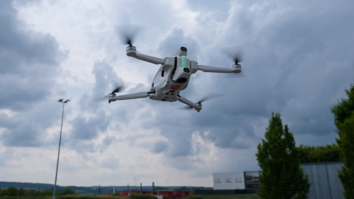 Die Drohne lag beim Hands-on sicher in der Luft - trotz etwas Wind. (Bild: Steinlechner / Golem.de)