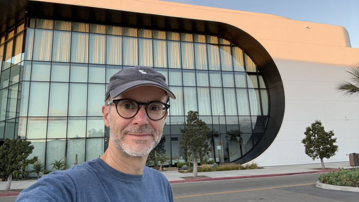 Peter Steinlechner vor dem Cosm in Los Angeles - das Gebäude ist ganz schick. (Bild: Steinlechner / Golem.de)