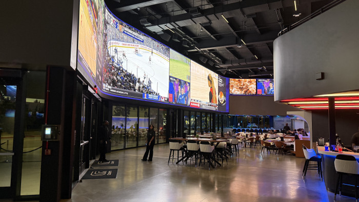 Im Eingangsbereich gibt es ein Restaurant, man kann sich aber auch am Platz bedienen lassen. (Bild: Steinlechner / Golem.de)