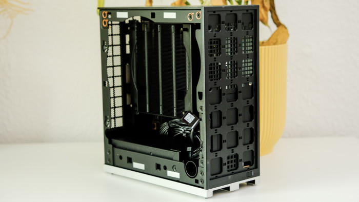 Der Desktop kommt halb zusammengebaut bei uns an. (Bild: Oliver Nickel/Golem.de)