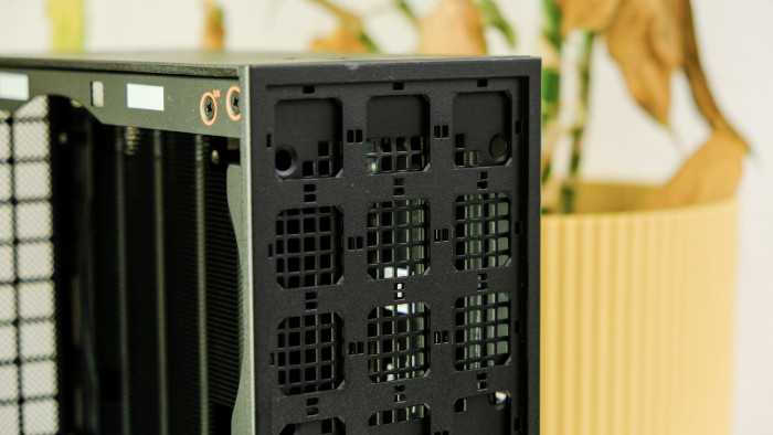 Ohne Kacheln ist das Frontpaneel löchrig. (Bild: Oliver Nickel/Golem.de)