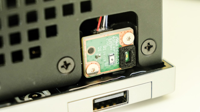 Der Power-Schalter ist an der Vorderseite zu finden. (Bild: Oliver Nickel/Golem.de)