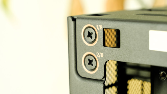 Die Schrauben sind nummeriert. (Bild: Oliver Nickel/Golem.de)