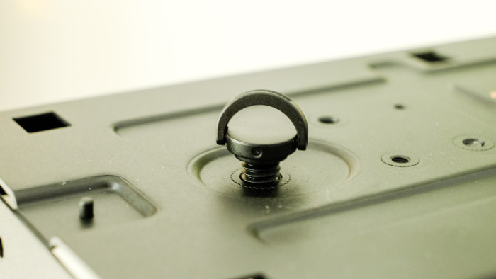 Die meisten Teile lassen sich werkzeuglos mit solchen Schrauben abbauen. (Bild: Oliver Nickel/Golem.de)