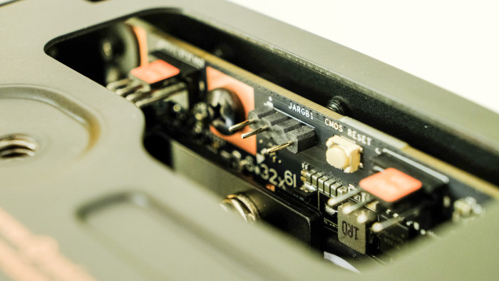 Durch die Öffnung können wir mühelos die Lüfteranschlüsse erreichen. (Bild: Oliver Nickel/Golem.de)