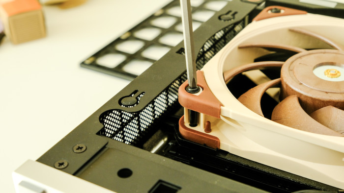 Die Installation des Lüfters dauert wenige Minuten. (Bild: Oliver Nickel/Golem.de)