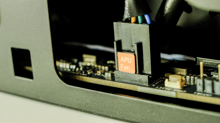 Die Lüfteranschlüsse sind mühelos zu erreichen. (Bild: Oliver Nickel/Golem.de)