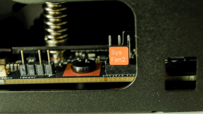 Die Lüfteranschlüsse sind mühelos zu erreichen. (Bild: Oliver Nickel/Golem.de)