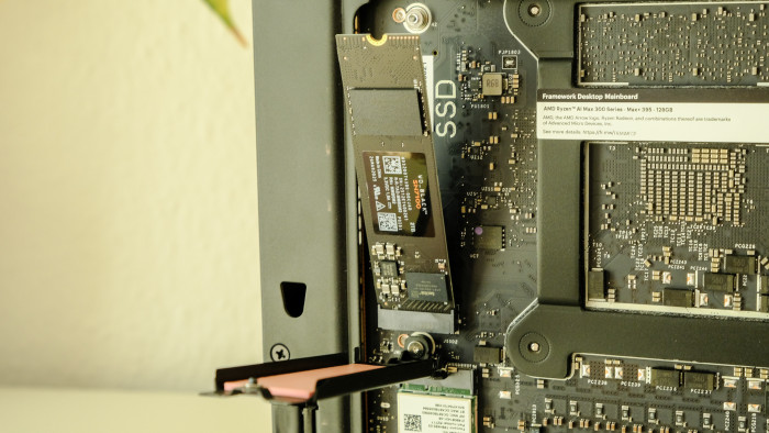 Einer der SSD-Slots ist an der Rückseite zu finden. (Bild: Oliver Nickel/Golem.de)