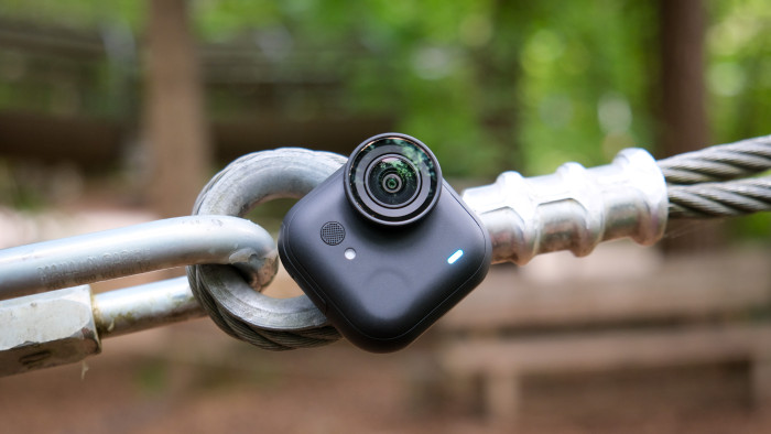 Mit dem eingebauten Magneten hält die Insta360 Go Ultra fest an Metall. (Foto: Steinlechner / Golem)