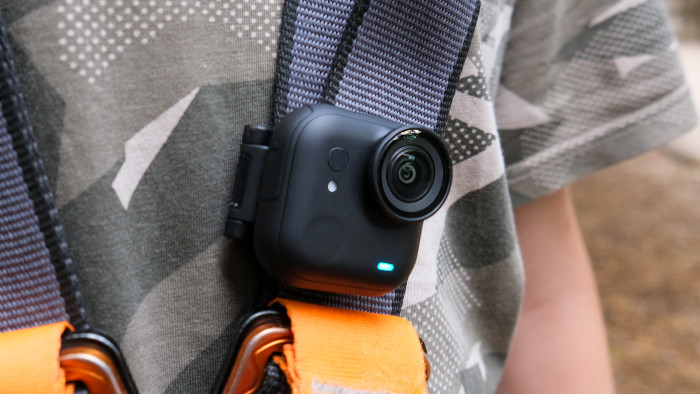 Mit der mitgelieferten Klemme (und per Magnet) können wir die Kamera etwa an Gurten befestigen. (Foto: Steinlechner / Golem)