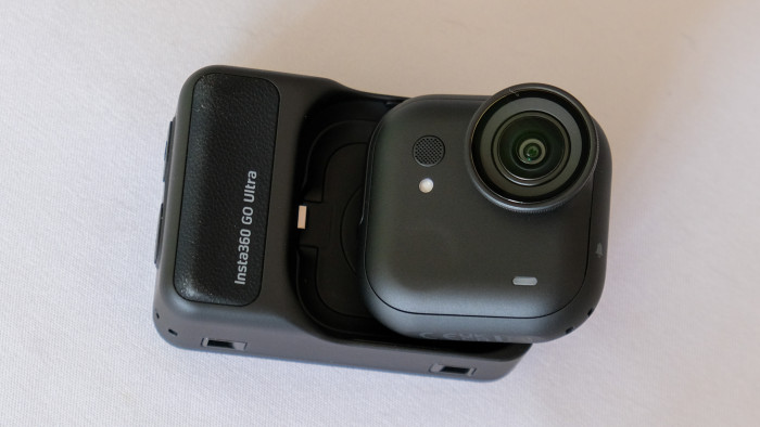 Im Pod hält die Kamera nicht nur per Magnet, stattdessen wird sie fest arretiert. (Foto: Steinlechner / Golem)