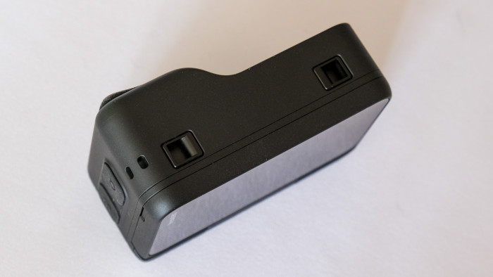 Auf der Unterseite sehen wir den leider proprietären Anschluss für Halterungen. (Foto: Steinlechner / Golem)