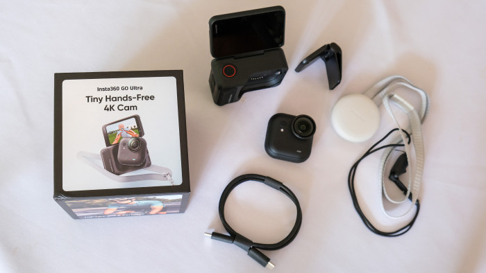 Die Packung der Go Ultra mit dem gesamten Inhalt, vom Papierkram mal abgesehen. (Foto: Steinlechner / Golem)