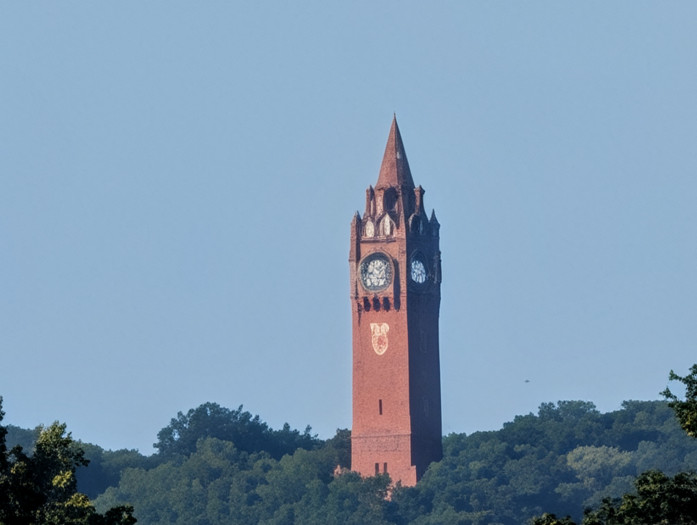 Der Grunewaldturm lässt sich hier zwar erkennen, wirklich gut sieht das aber nicht aus. (Bild: Tobias Költzsch/Golem)