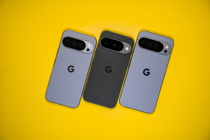 Das Pixel 10 Pro, das Pixel 10 und das PIxel 10 XL von Google (Bild: Tobias Költzsch/Golem)
