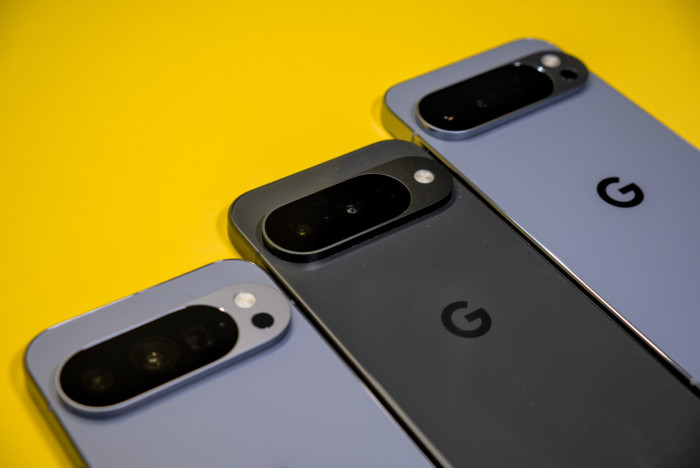 Alle drei Smartphones der Pixel-10-Reihe haben jetzt drei Kameras. (Bild: Tobias Költzsch/Golem)