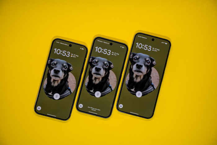 Das Pixel 10 Pro und das Pixel 10 haben einen 6,3 Zoll großen Bildschirm, der des Pixel 10 Pro misst 6,8 Zoll. (Bild: Tobias Költzsch/Golem)