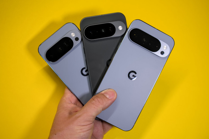 Die Rückseite des Pixel 10 ist glänzend, die der Pro-Modelle matt. (Bild: Tobias Költzsch/Golem)