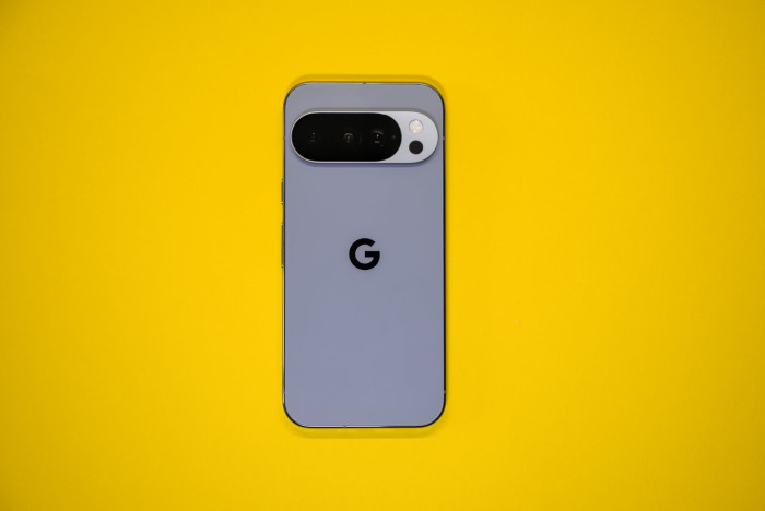 Die matte Rückseite des Pixel 10 Pro (Bild: Tobias Költzsch/Golem)