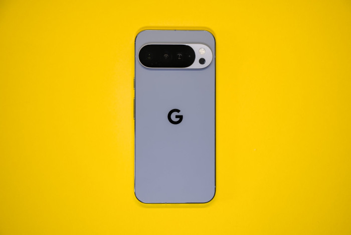 Das Pixel 10 Pro XL in der neuen Farbe Moonstone (Bild: Tobias Költzsch/Golem)