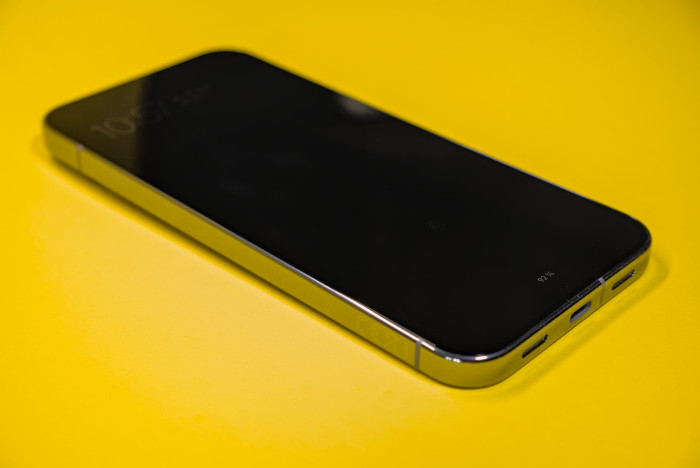 Der glänzende Rahmen des Pixel 10 Pro XL (Bild: Tobias Költzsch/Golem)